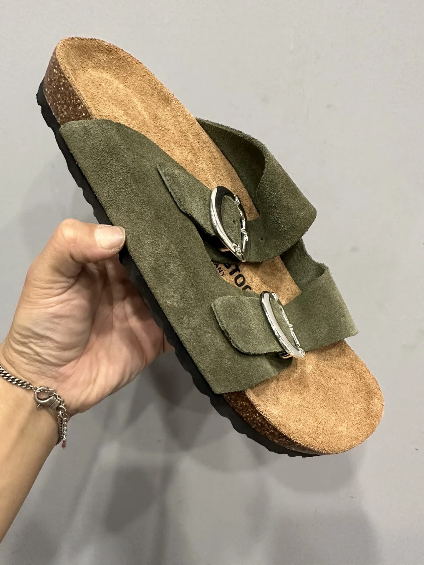 Зеленый замшевый шлепанец Chrome Hearts x Birkenstock Arizona, вид сбоку