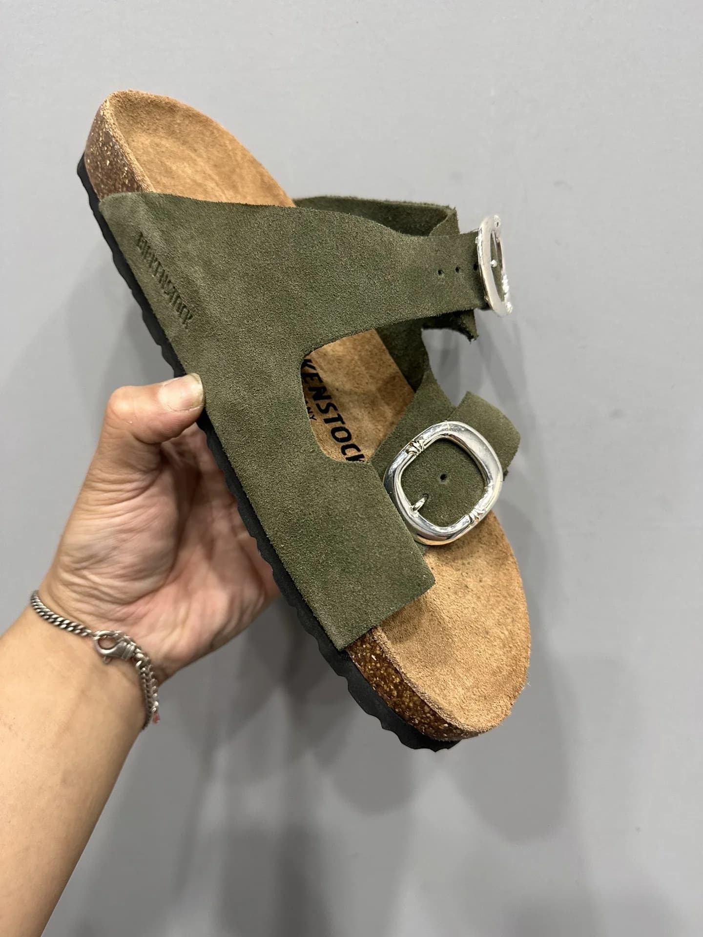 Шлепанец Chrome Hearts x Birkenstock Arizona из зеленой замши, вид сбоку
