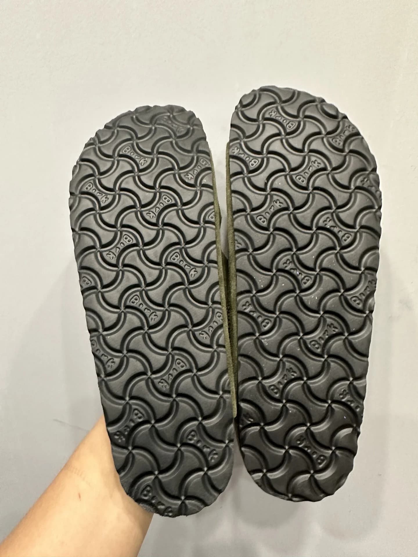 Подошва шлепанцев Chrome Hearts x Birkenstock Arizona с рельефным протектором