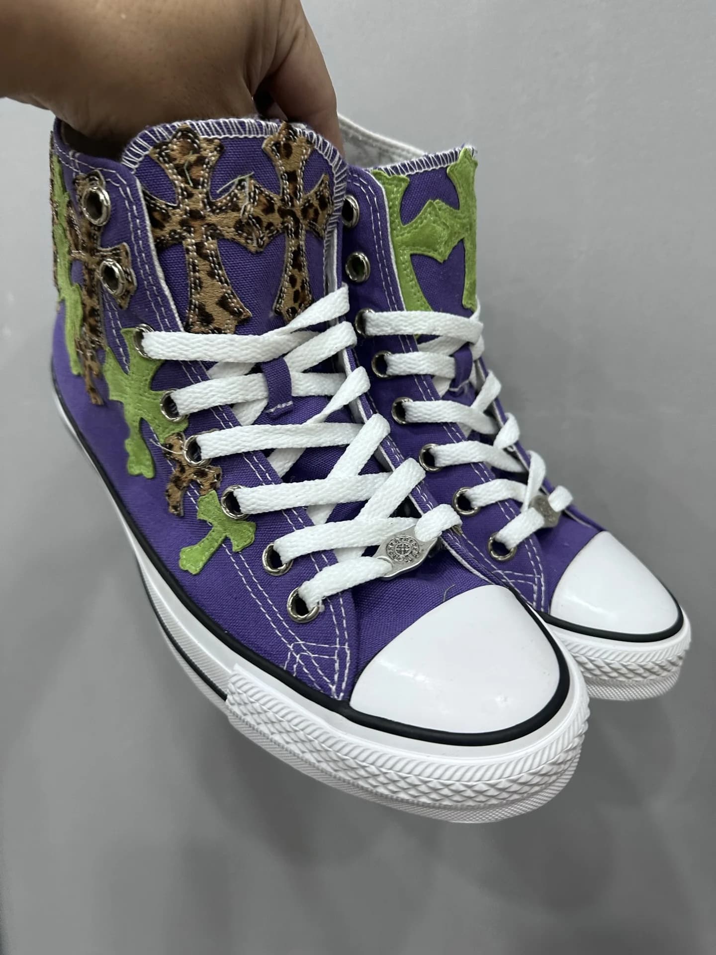 Высокие фиолетовые кеды Chrome Hearts x Converse Chuck Taylor All Star сбоку
