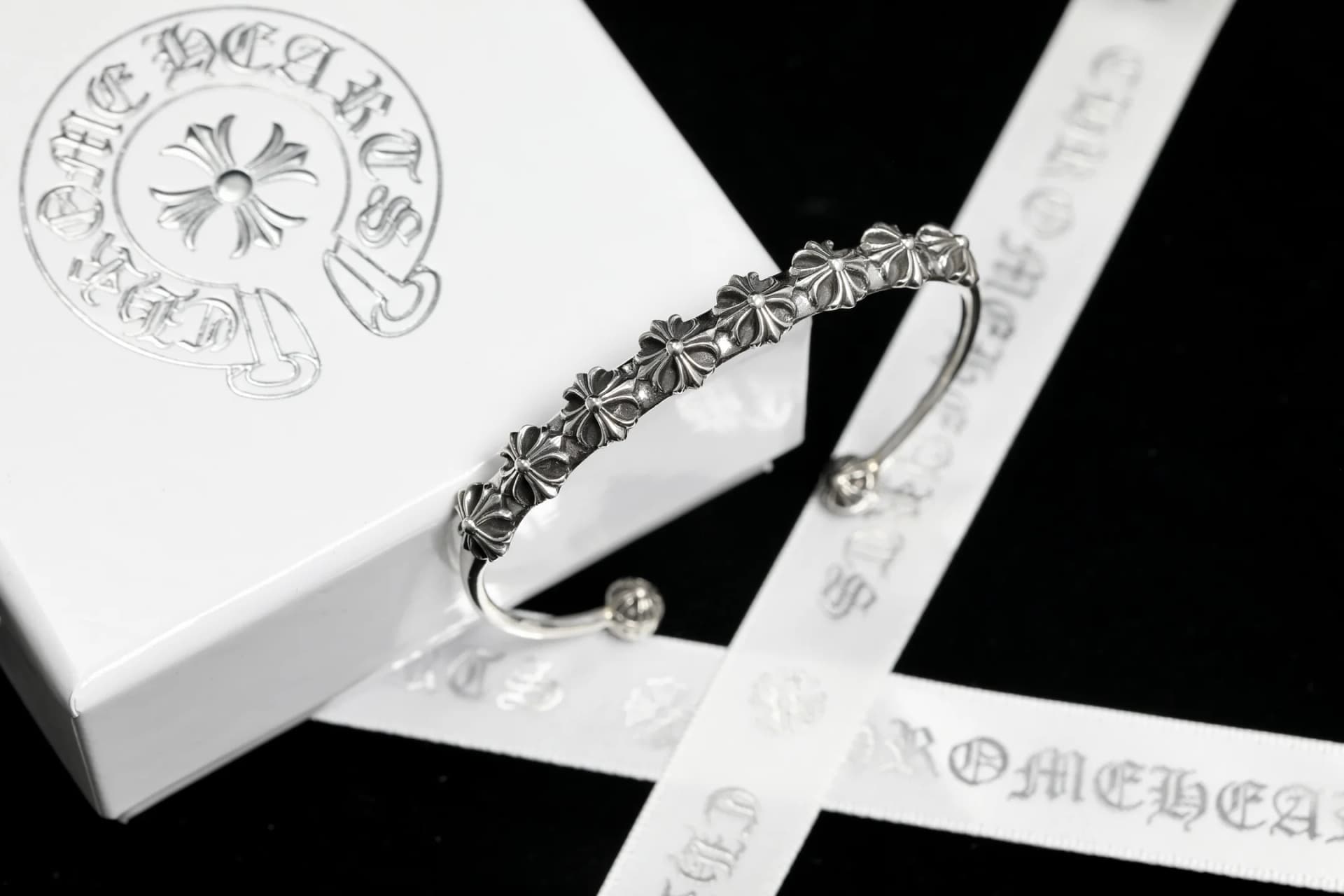 Серебряный браслет-кафф Chrome Hearts на фирменной коробке с лентой