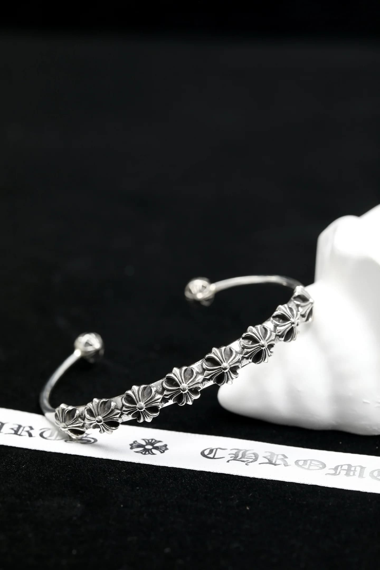 Открытый серебряный браслет Chrome Hearts с узором из крестов, вид сбоку
