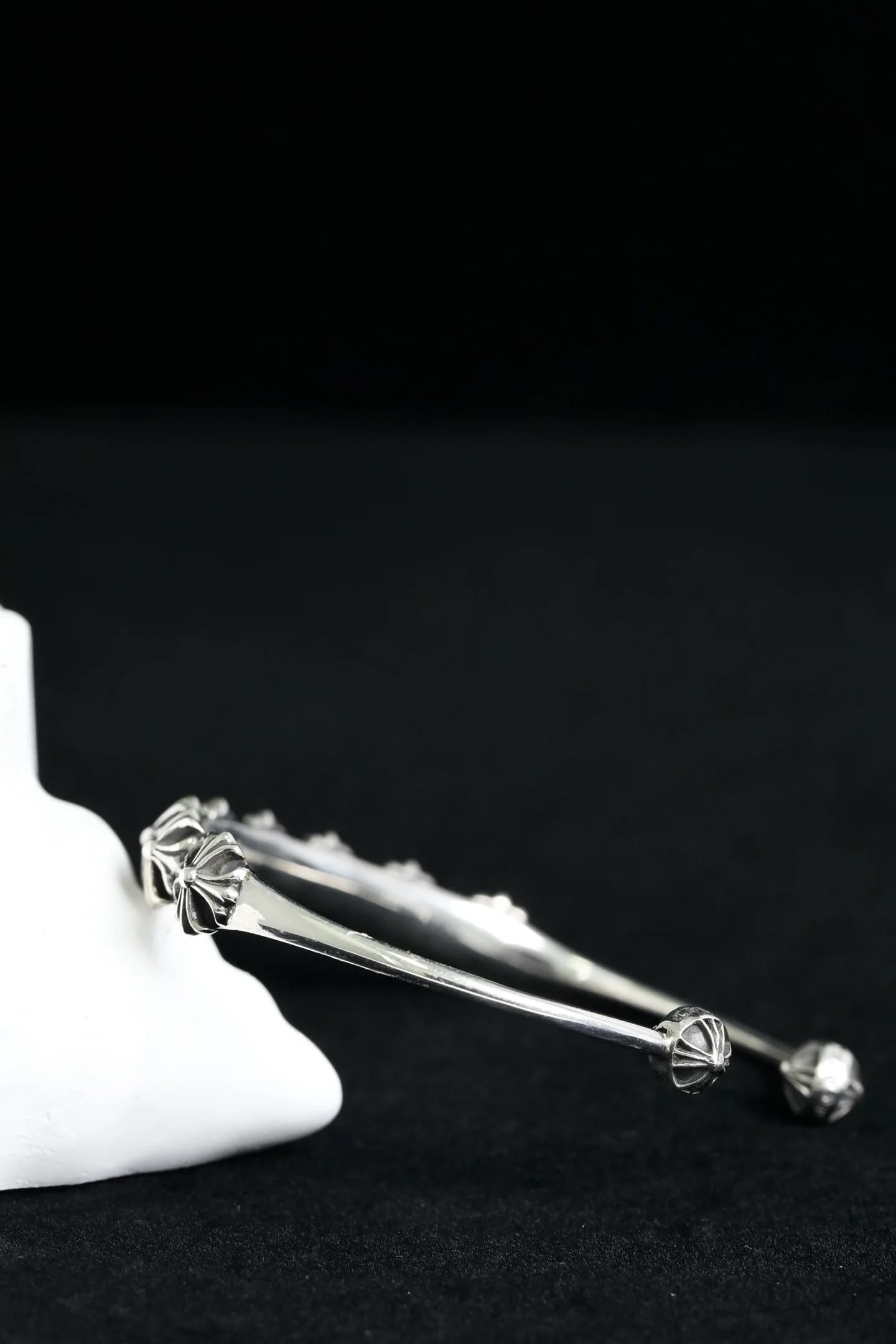 Боковой ракурс серебряного браслета Chrome Hearts с наконечниками