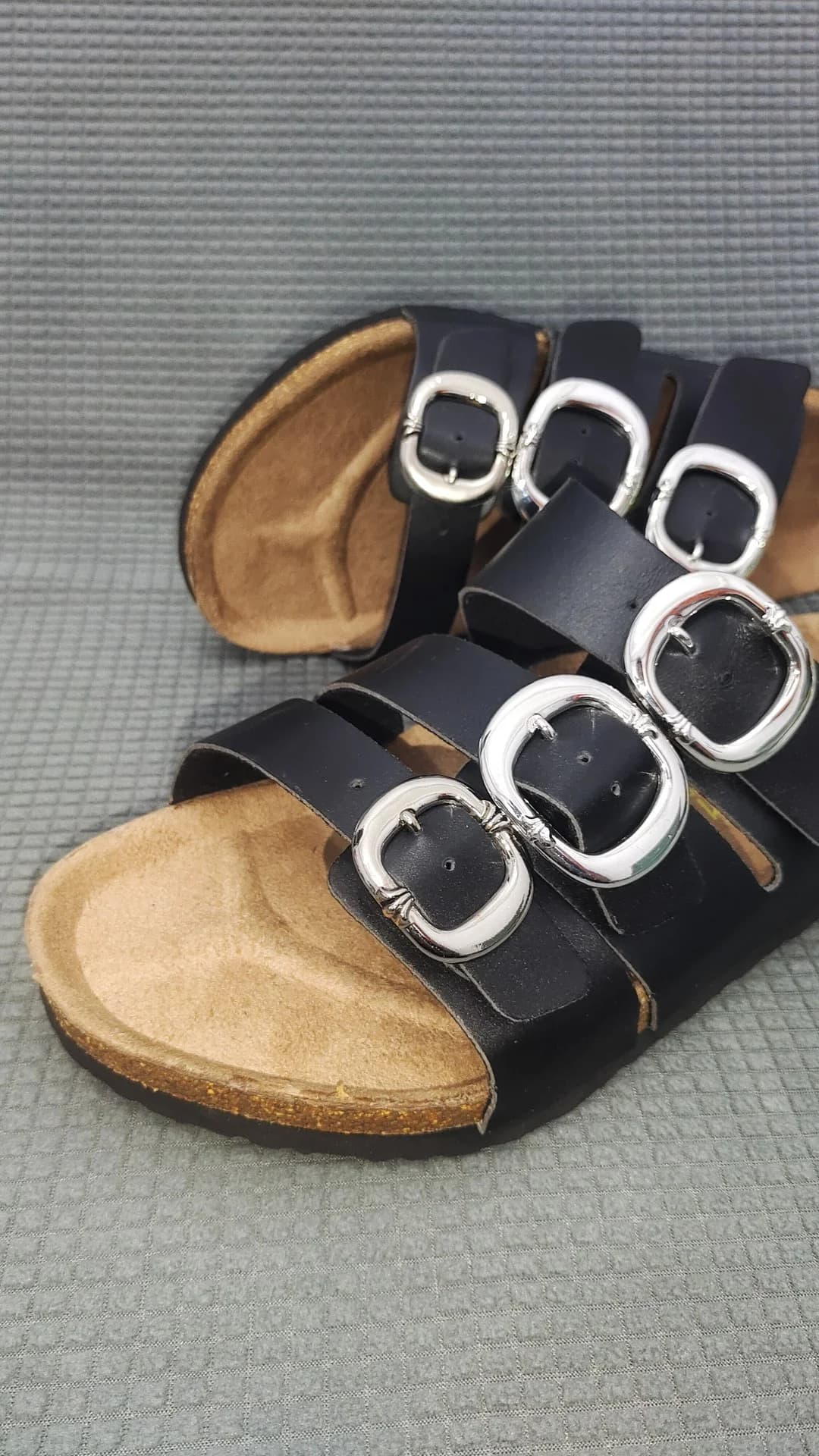 Детали серебряных пряжек на шлепанцах Chrome Hearts x Birkenstock Florida