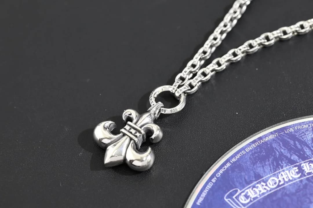 Крупный план подвески BS Fleur и соединительного кольца колье Chrome Hearts