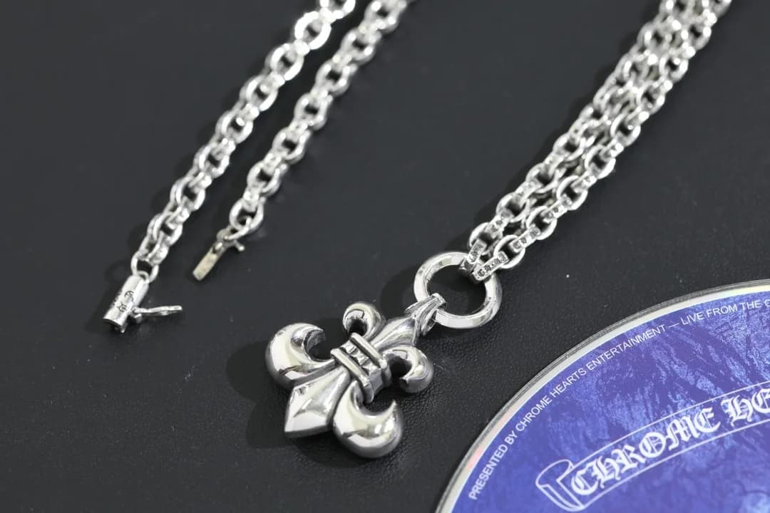 Звенья серебряной цепочки и подвеска Chrome Hearts