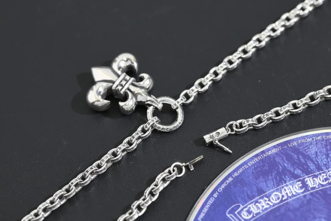 Детали застежки и кулона BS Fleur на серебряном колье Chrome Hearts