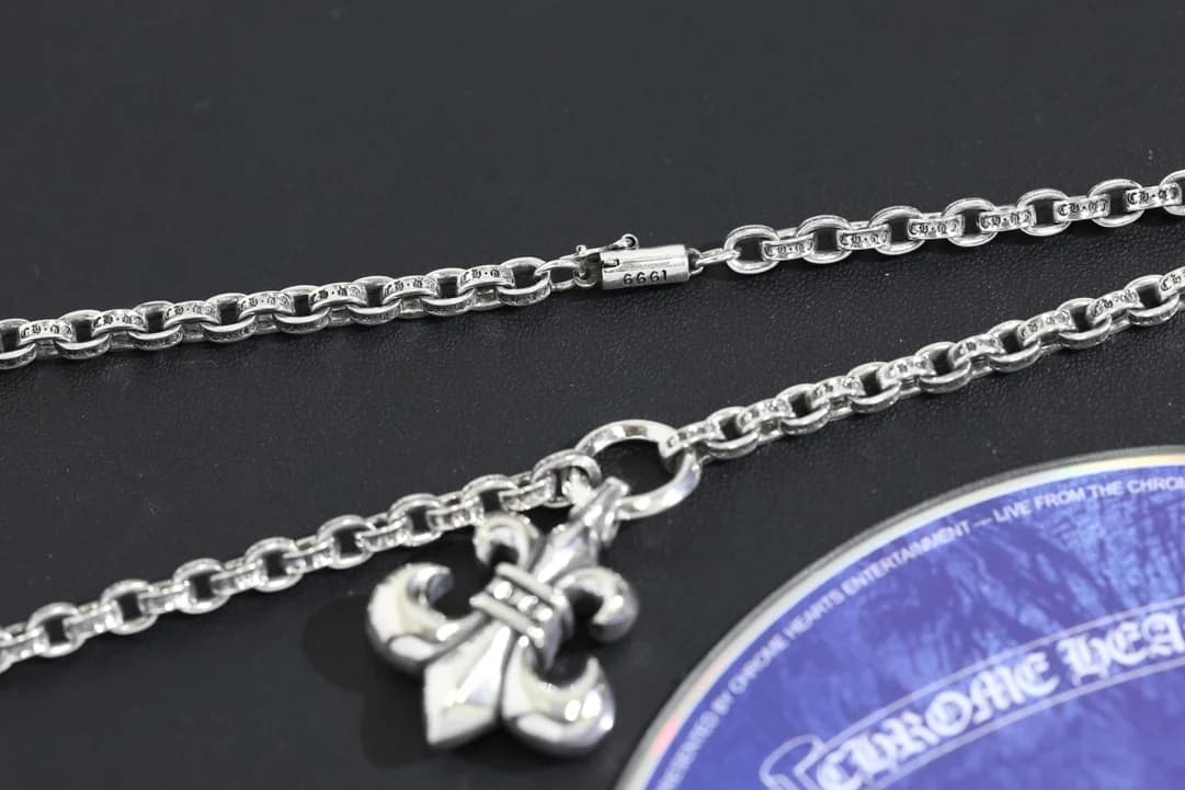 Разложенная серебряная цепочка Chrome Hearts с замком и подвеской