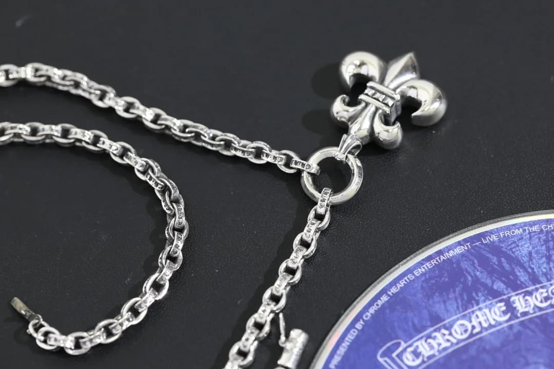 Фрагмент цепочки с подвеской в виде лилии Chrome Hearts из серебра 925 пробы