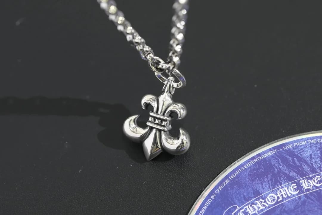 Кулон BS Fleur на звеньях цепочки Chrome Hearts крупным планом