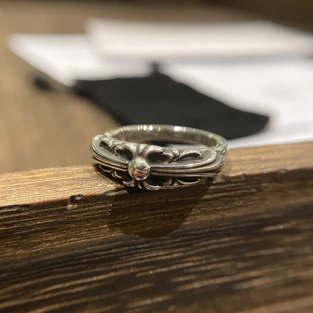 Серебряное кольцо Chrome Hearts с рельефным крестом Keeper на деревянной поверхности