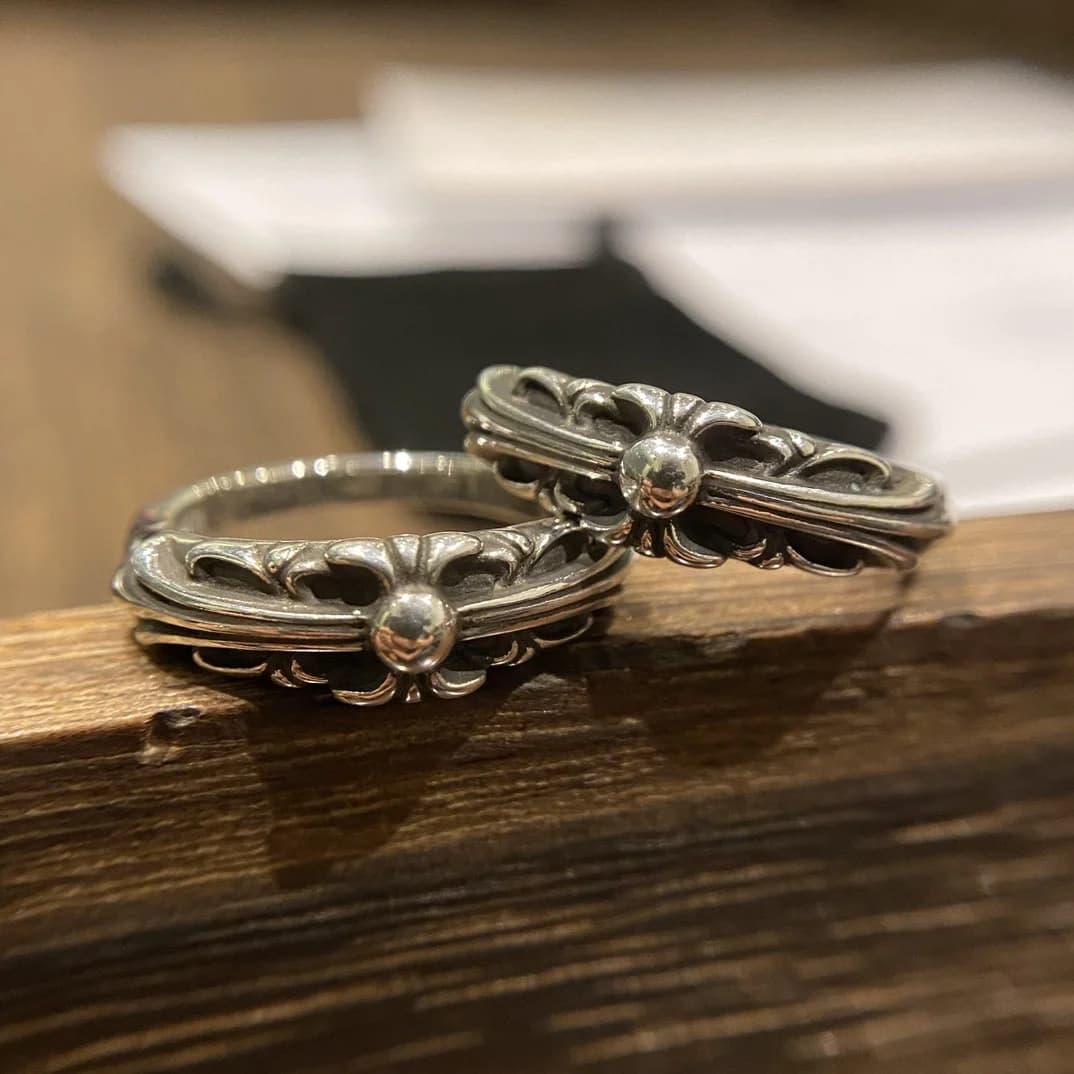 Два серебряных кольца Chrome Hearts Keeper крупным планом