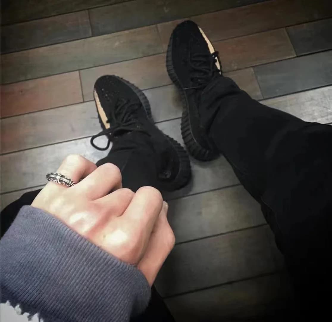 Серебряное кольцо Chrome Hearts на руке в повседневном образе