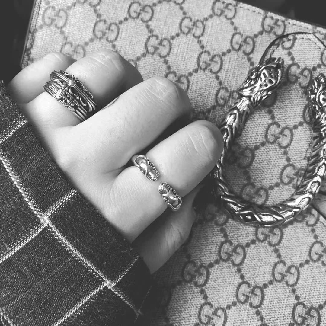 Сет колец Chrome Hearts на руке крупным планом