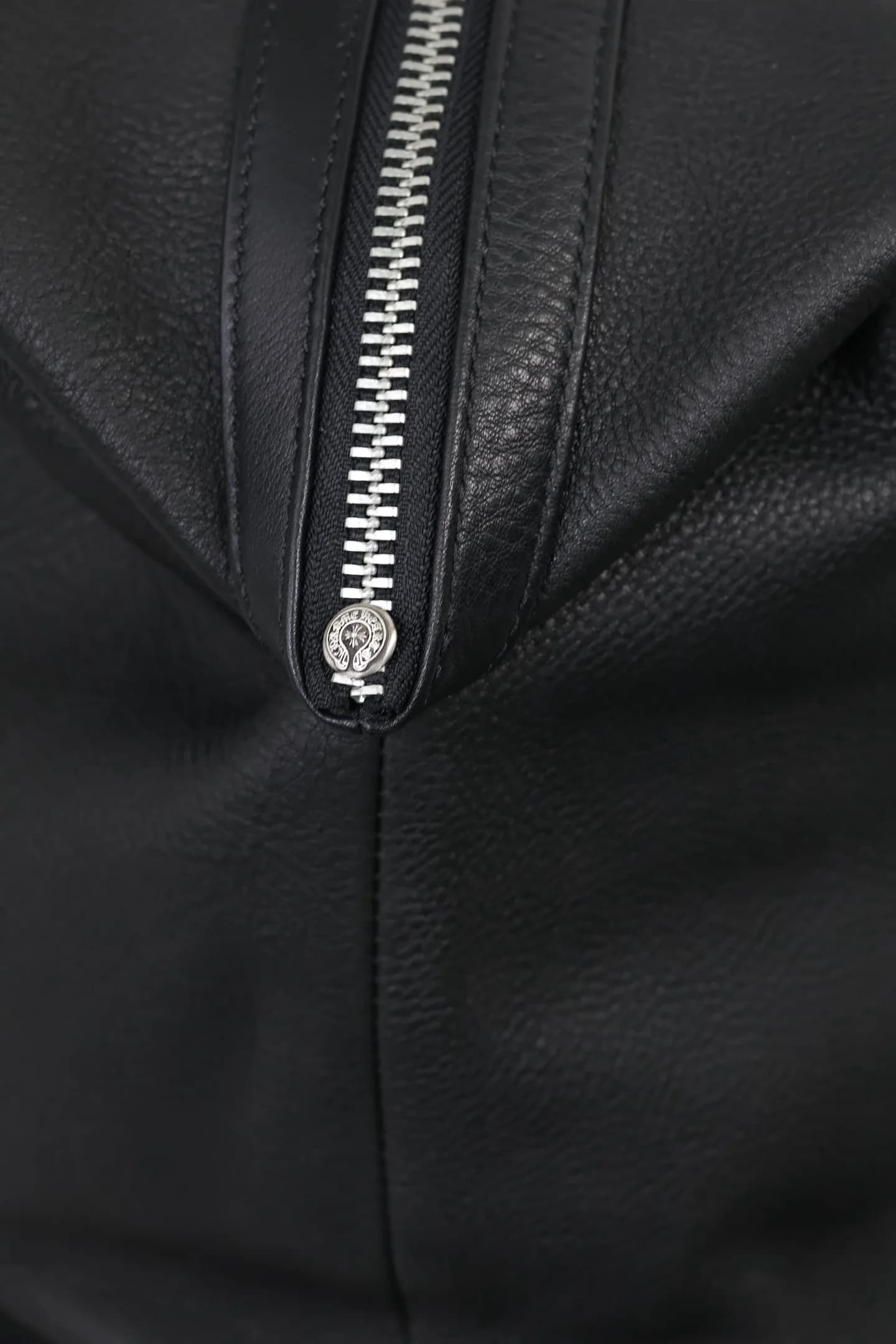 Металлическая застежка-молния на кожаной сумке Chrome Hearts