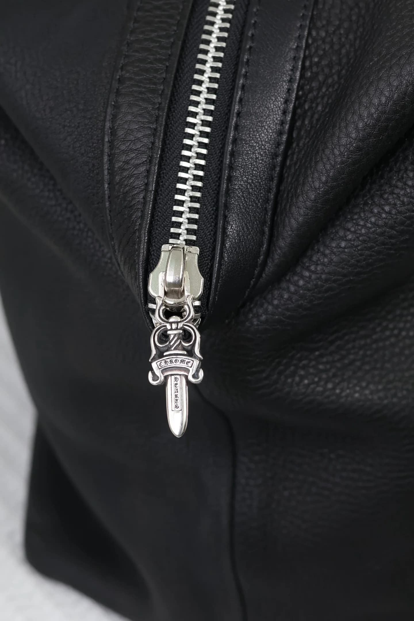 Серебряный пуллер-кинжал Dagger на молнии сумки Chrome Hearts