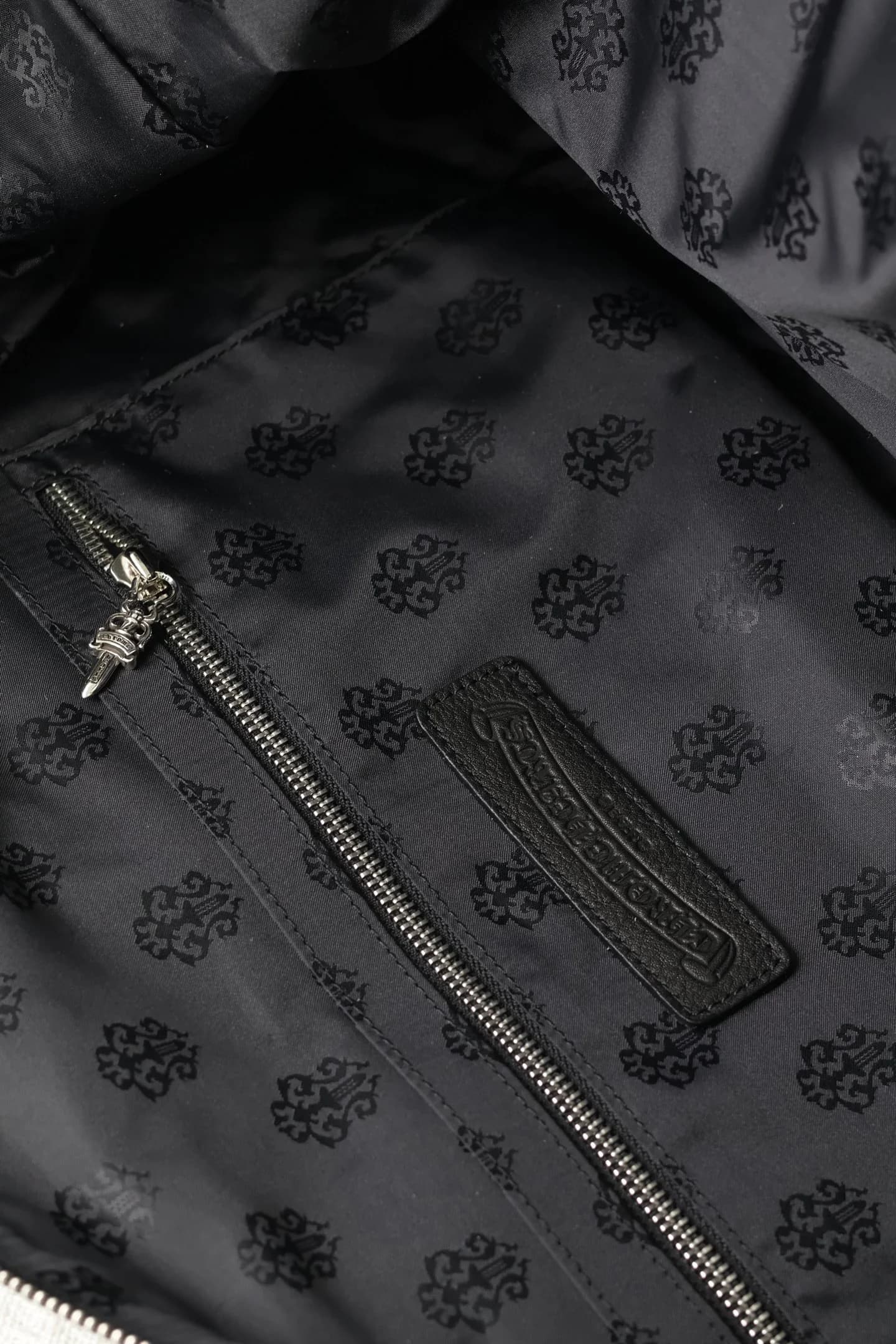 Внутренний карман на молнии с серебряным пуллером и кожаной нашивкой Chrome Hearts