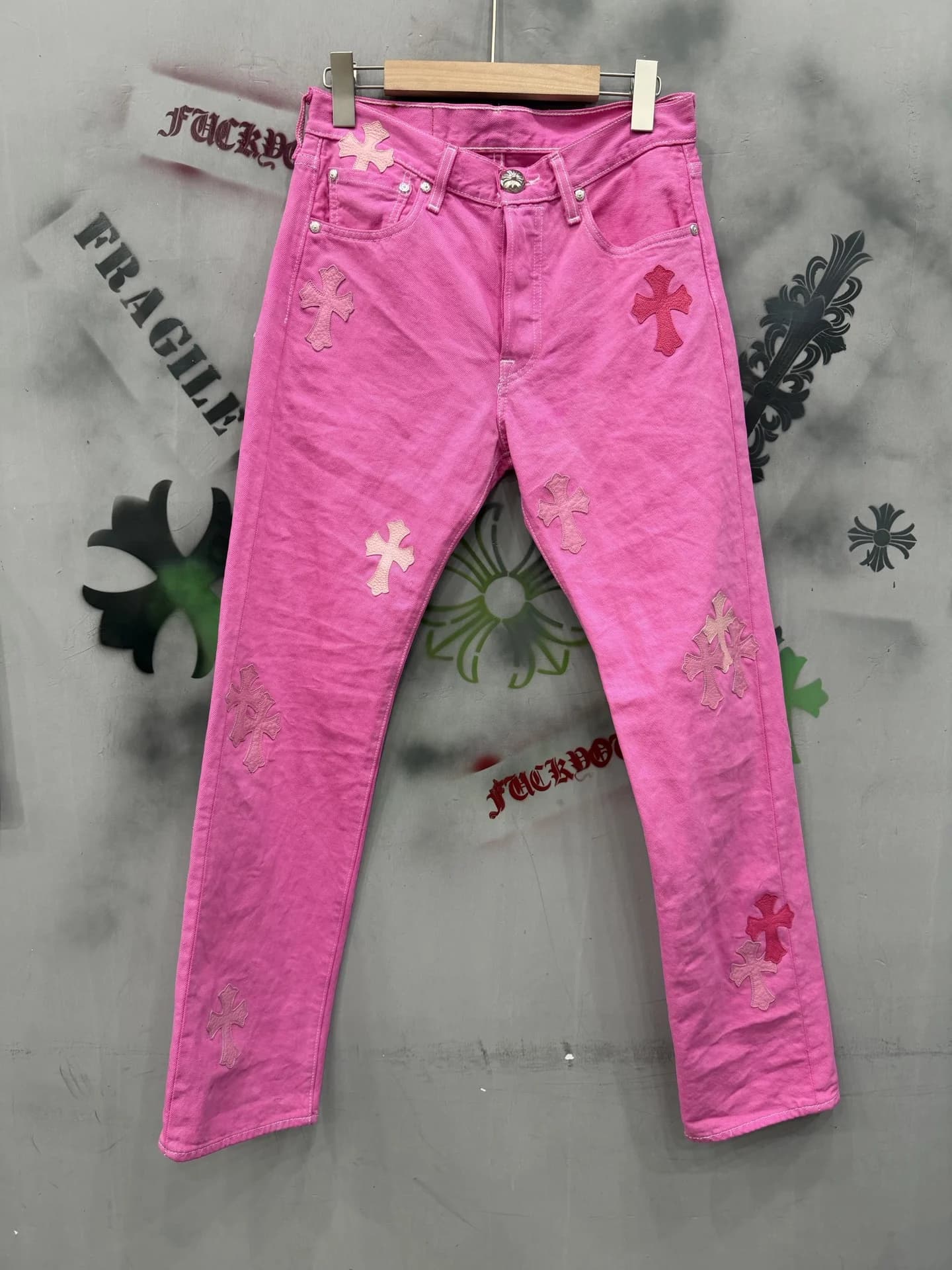 Розовые джинсы Chrome Hearts x Levi's 501 с кожаными нашивками-крестами, вид спереди