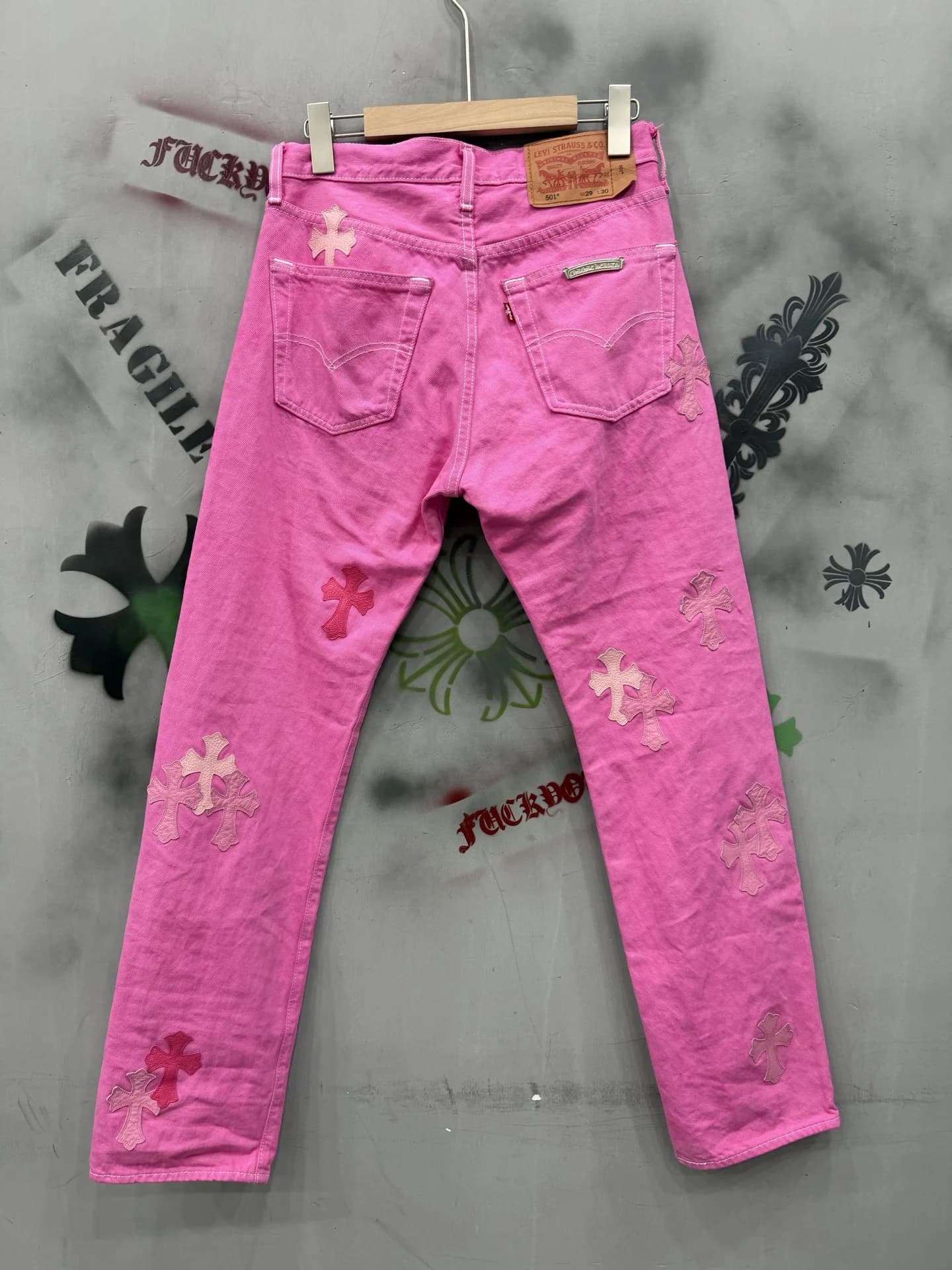 Розовые джинсы Chrome Hearts x Levi's 501 с кожаными нашивками-крестами, вид сзади