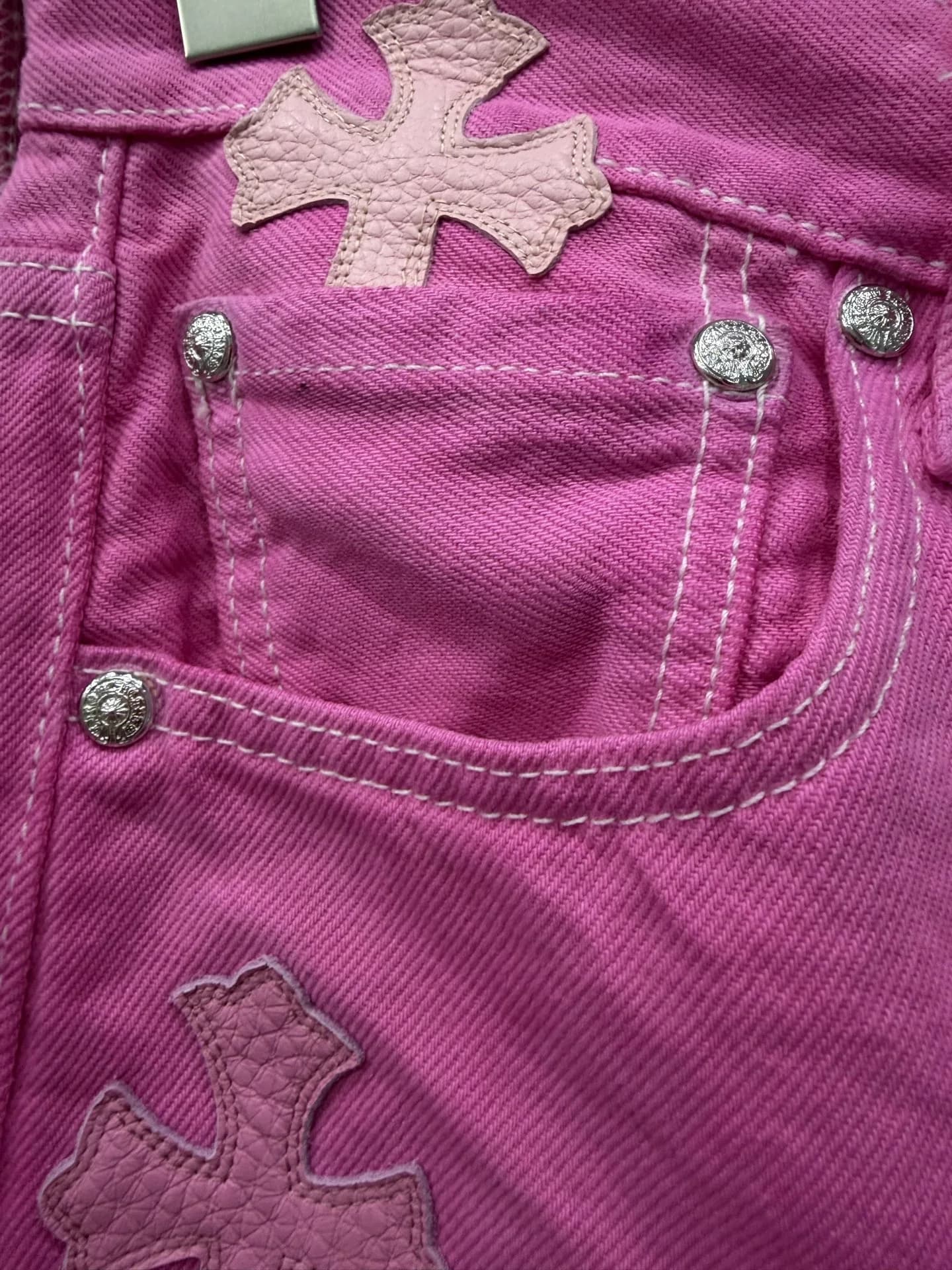 Карман розовых джинсов Chrome Hearts x Levi's 501 с кожаной нашивкой и брендированной заклепкой