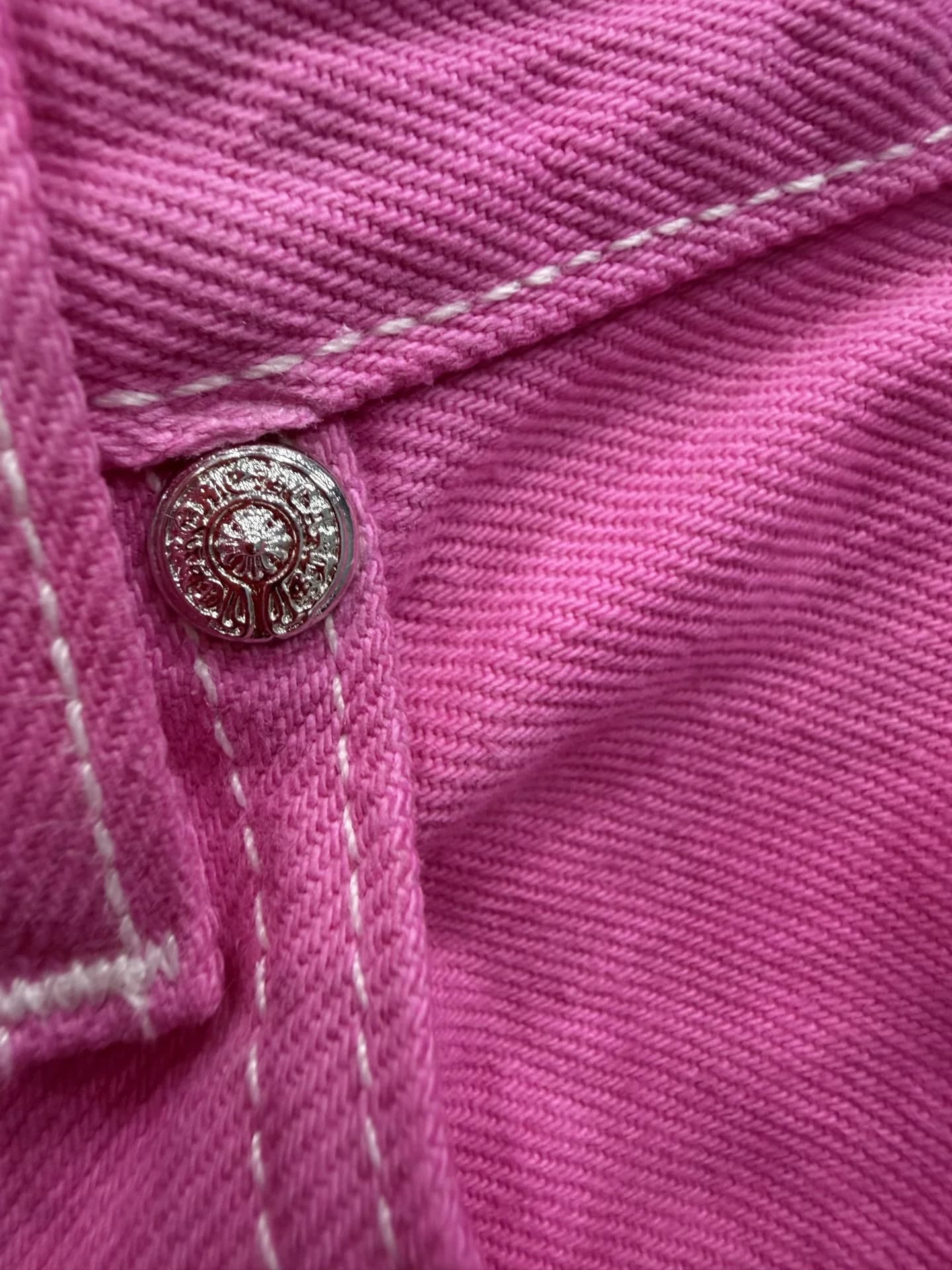 Брендированная заклепка Chrome Hearts на розовом дениме