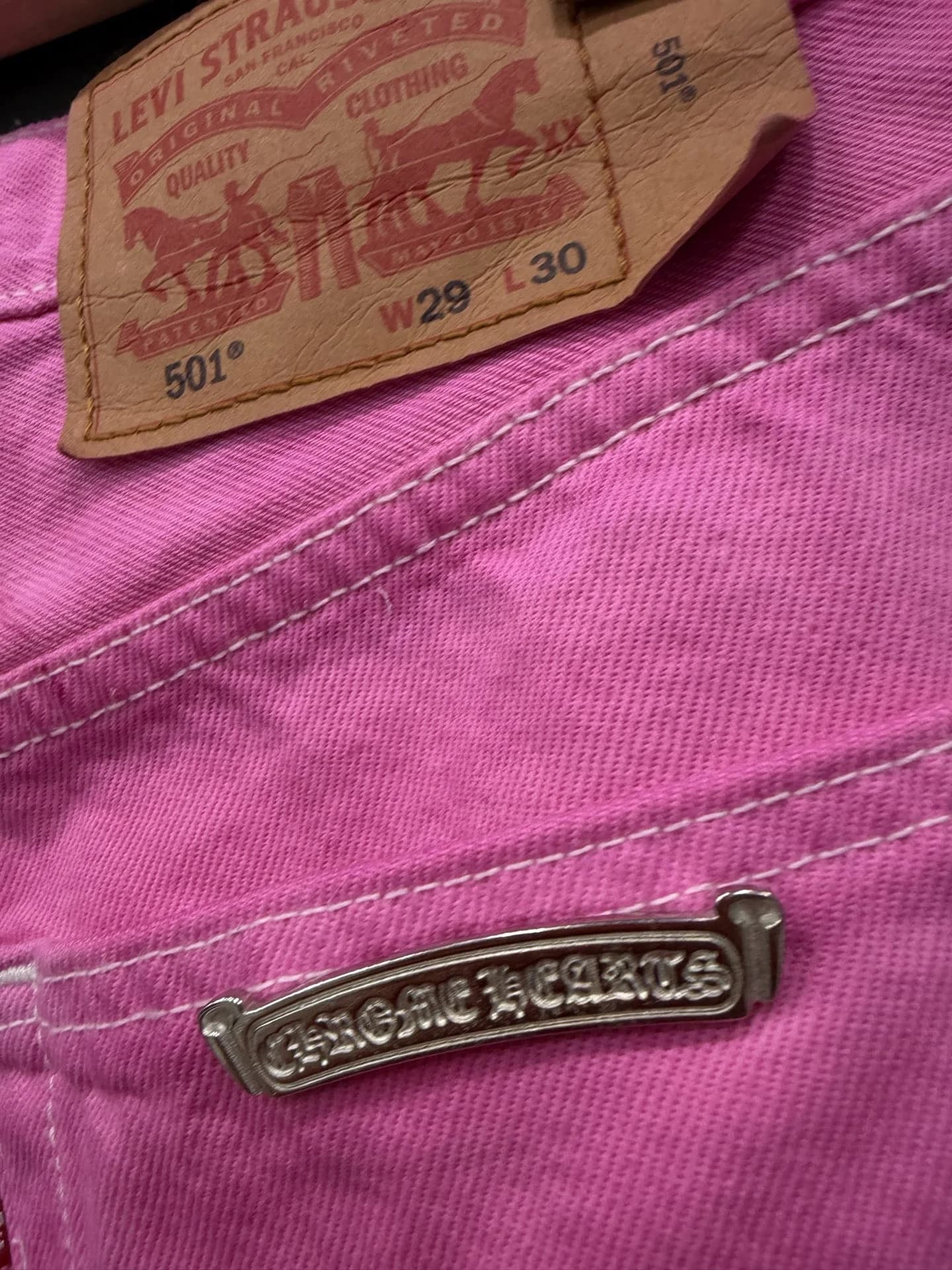 Кожаный патч Levi's и серебряная пластина Chrome Hearts на задней части джинсов