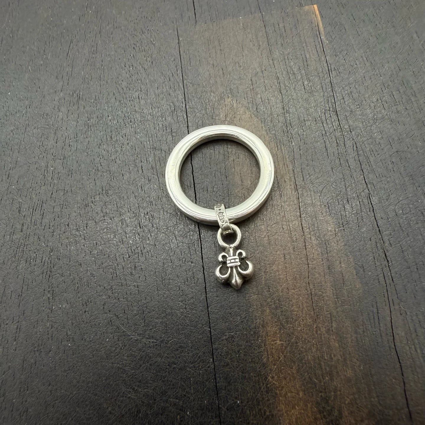 Кольцо Chrome Hearts из серебра 925 пробы с подвеской, вид с обратной стороны