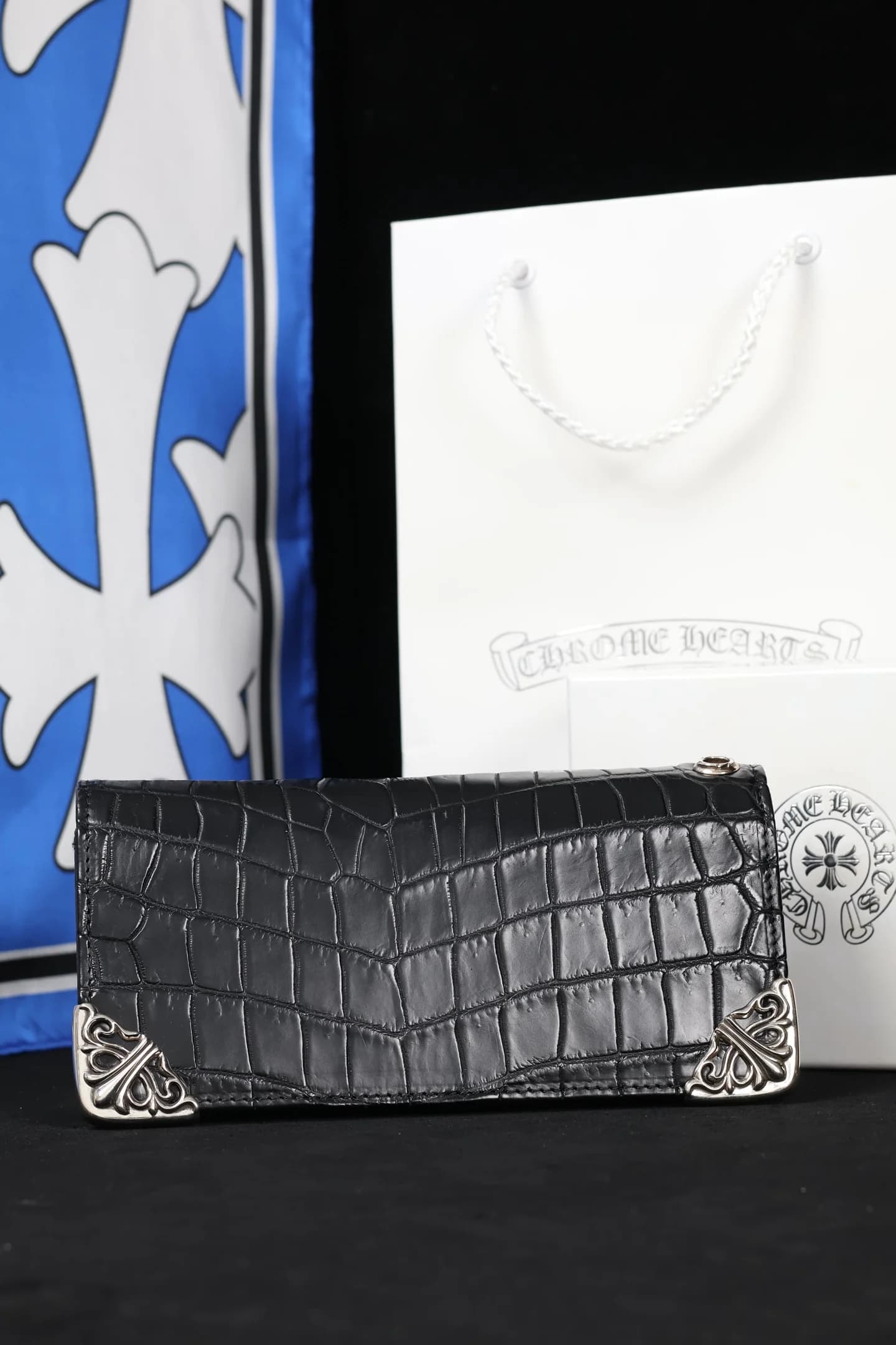 Кошелек Chrome Hearts из черной кожи крокодила с серебряными уголками, вид спереди