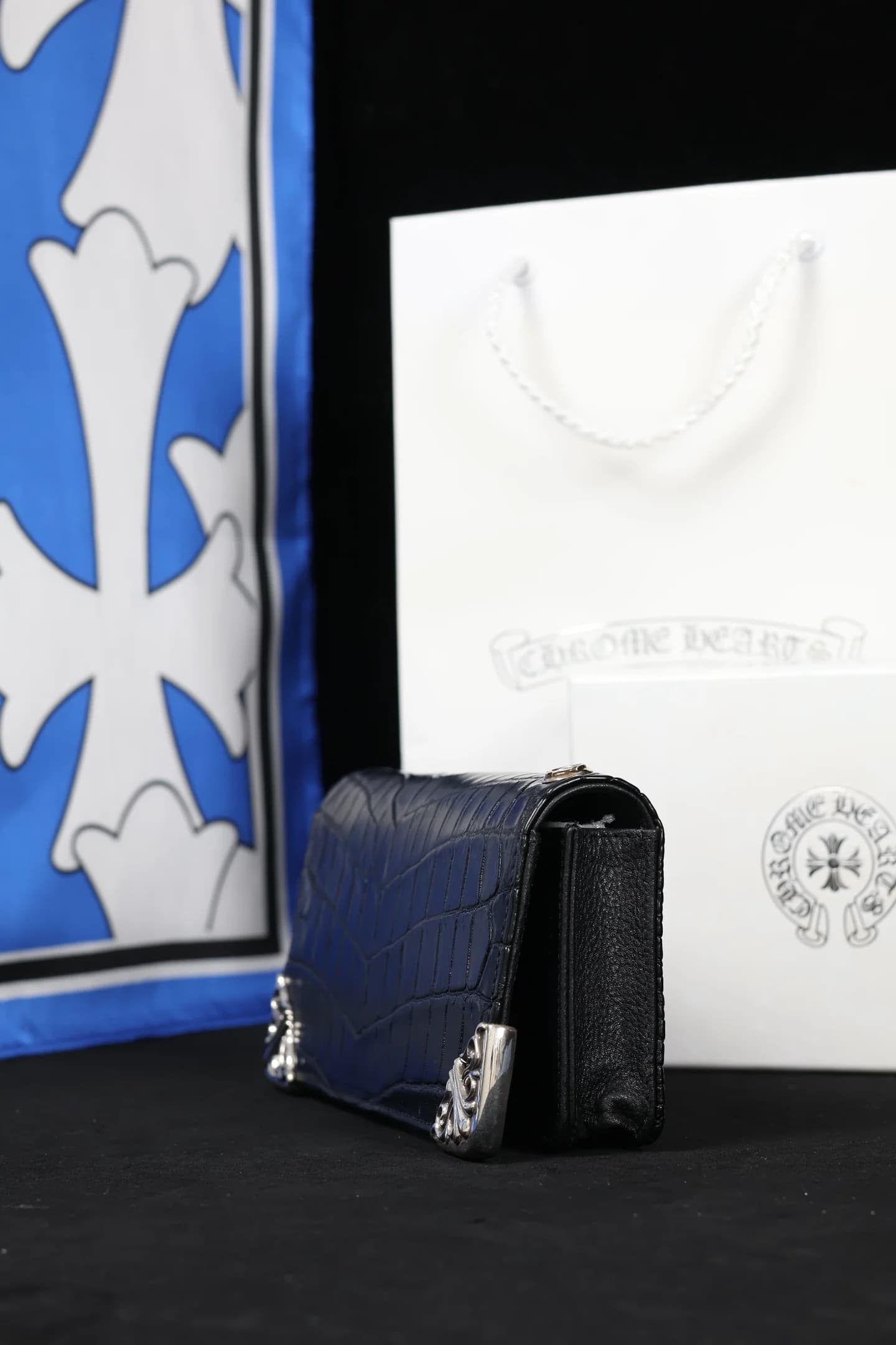 Кошелек Chrome Hearts из кожи крокодила, вид сбоку в вертикальном положении