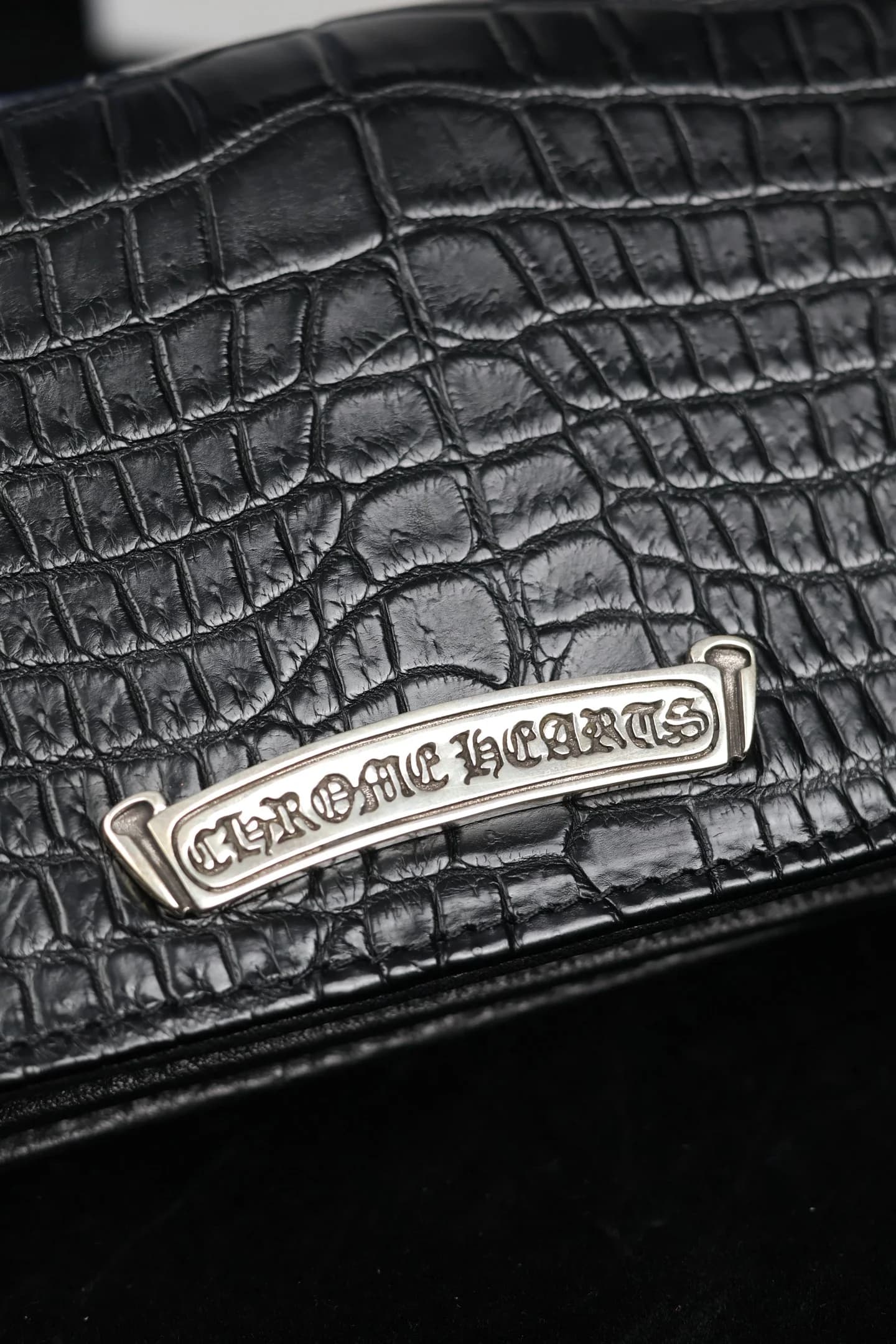 Серебряная фигурная плашка с логотипом Chrome Hearts на коже крокодила