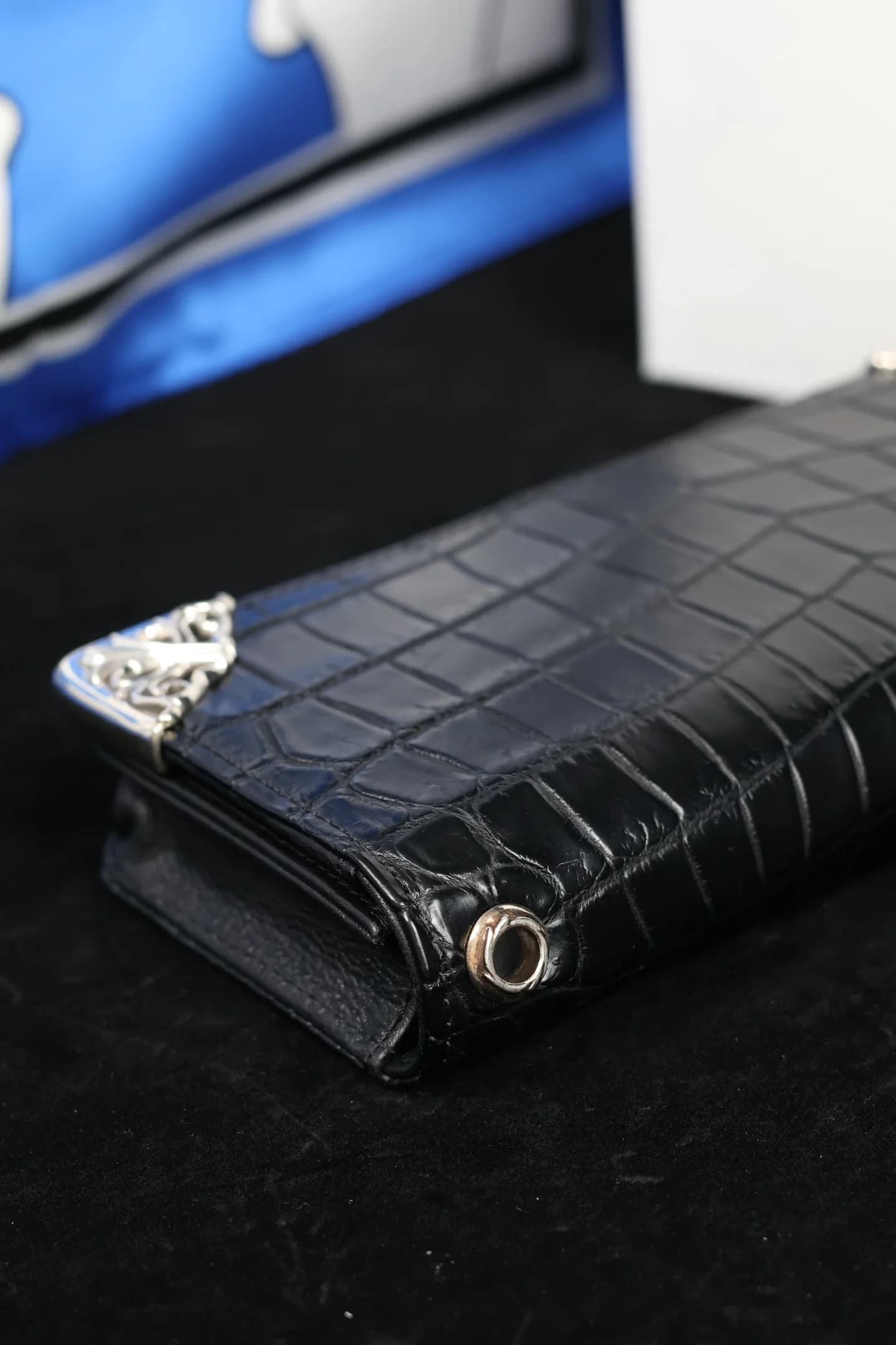 Верхний угол кошелька Chrome Hearts с серебряной накладкой и люверсом