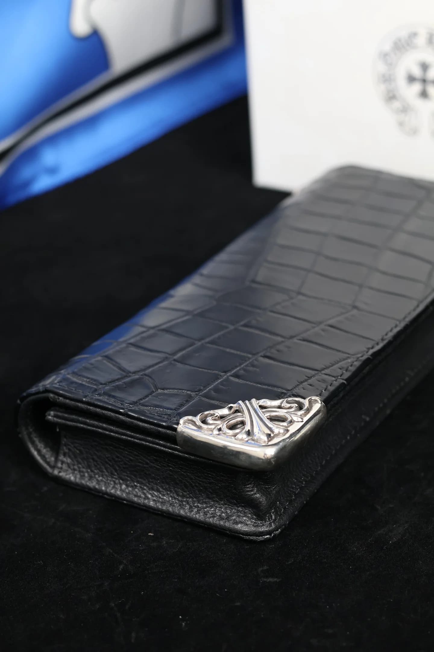 Боковой ракурс сложенного кошелька Chrome Hearts