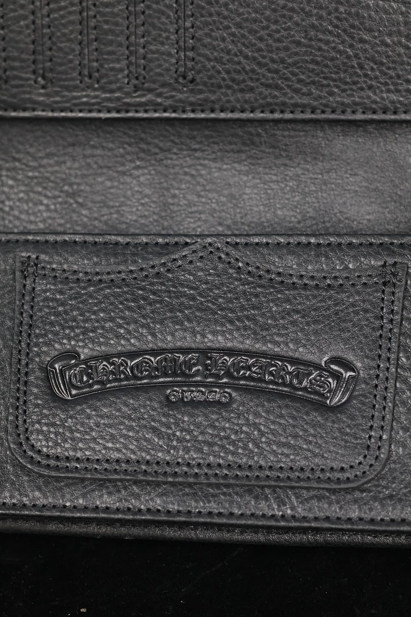Тисненый кожаный патч с логотипом Chrome Hearts во внутреннем отделении