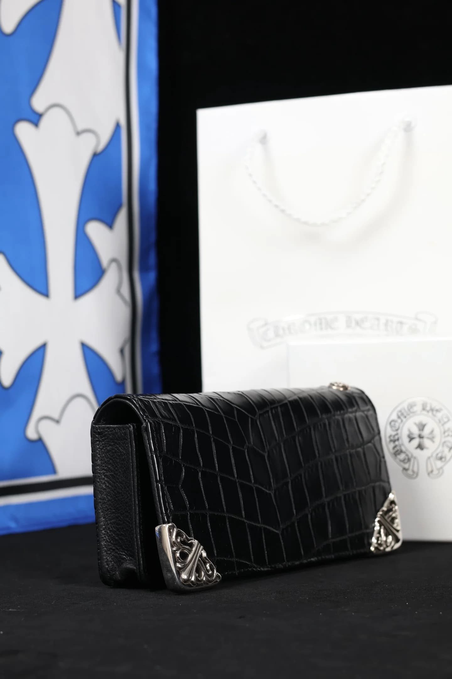 Кошелек Chrome Hearts с серебряной фурнитурой, ракурс три четверти