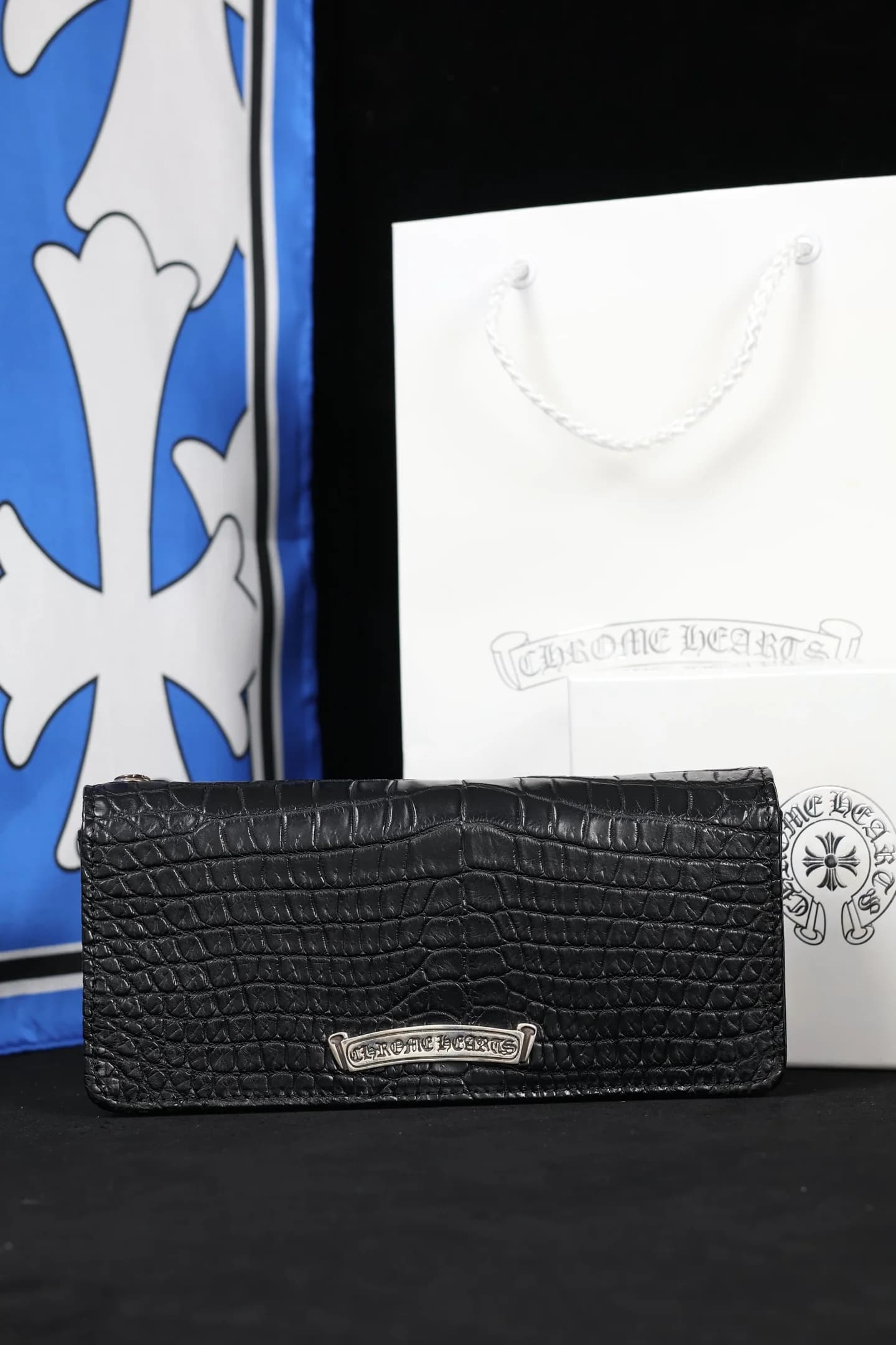 Задняя сторона кошелька Chrome Hearts с серебряной плашкой логотипа