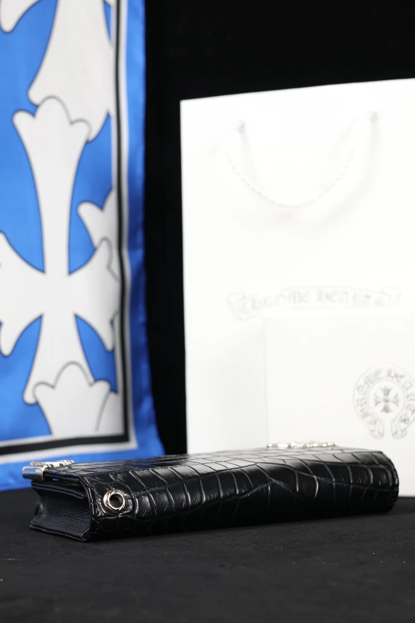 Боковая сторона кошелька Chrome Hearts с люверсом для цепочки