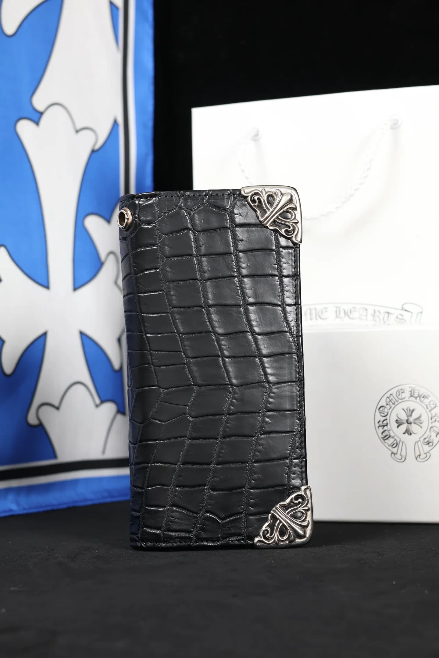 Вертикальный вид спереди кошелька Chrome Hearts из кожи крокодила