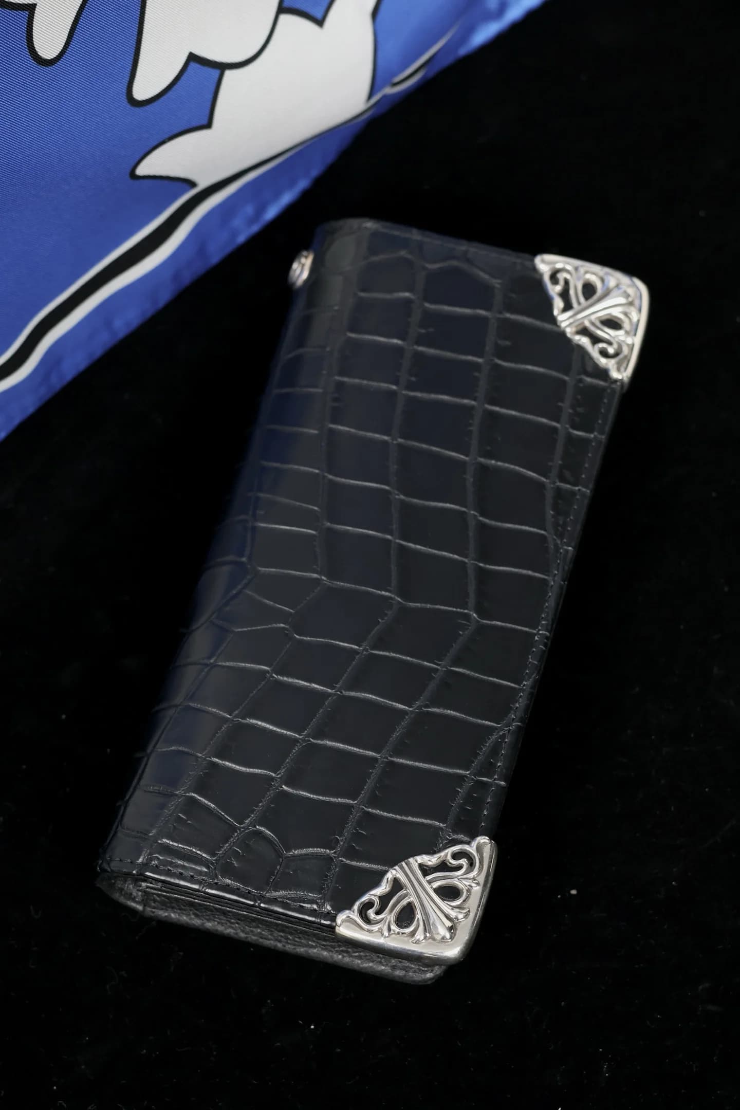 Кошелек Chrome Hearts в сложенном виде на темном фоне