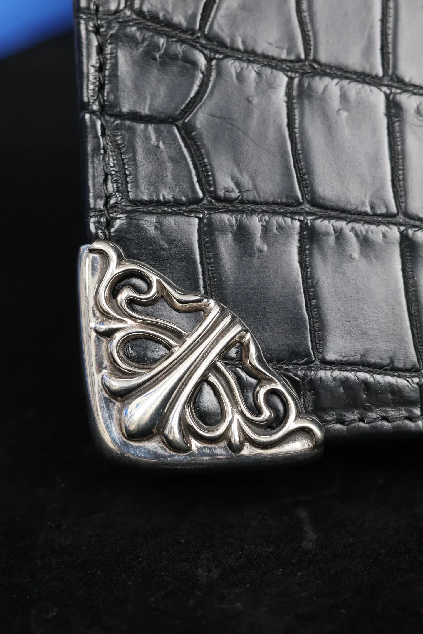 Деталь серебряного уголка 925 пробы с готическим узором Chrome Hearts