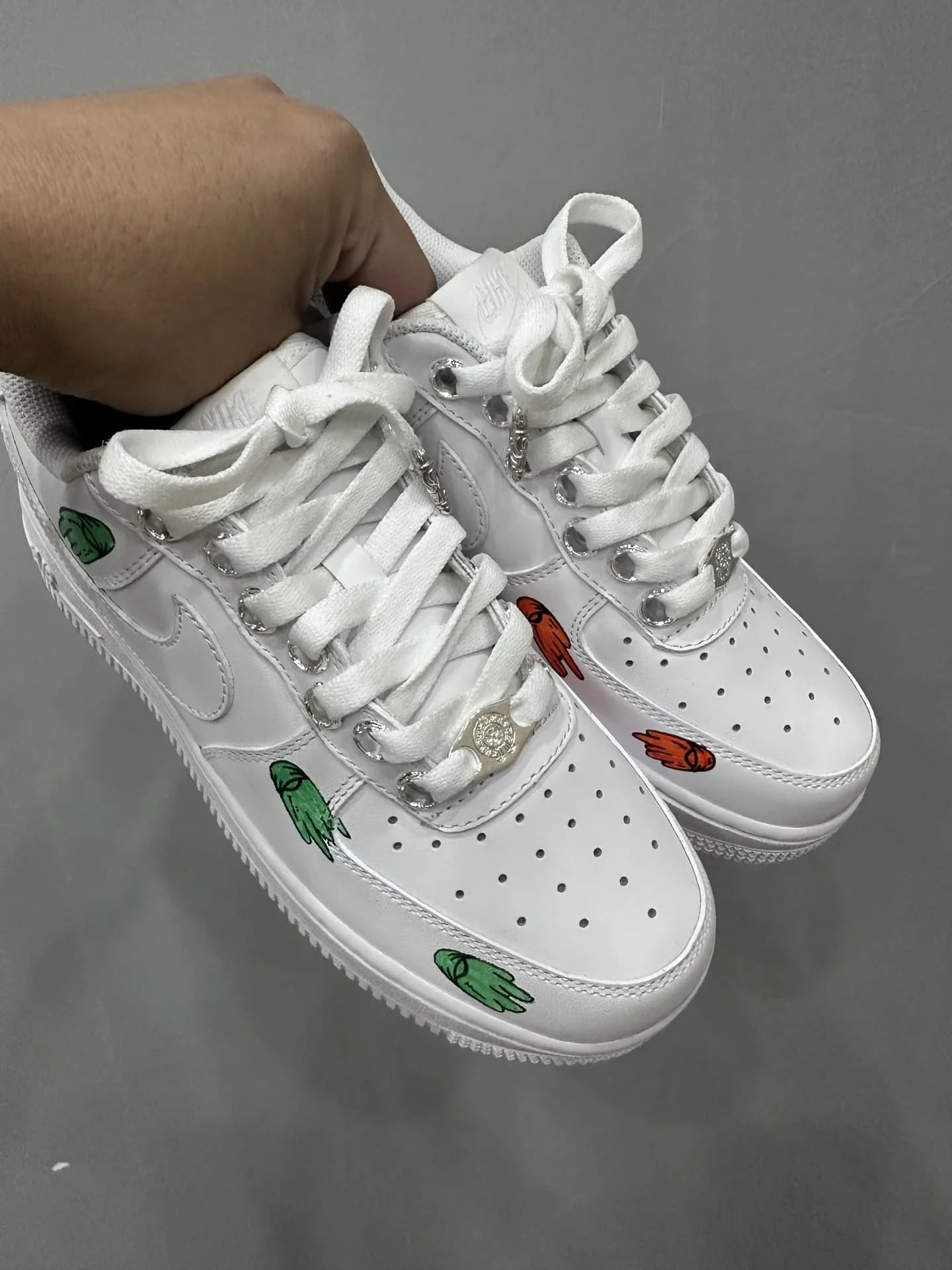 Белые кожаные кроссовки Chrome Hearts x Nike Air Force 1 Matty Boy, вид сбоку