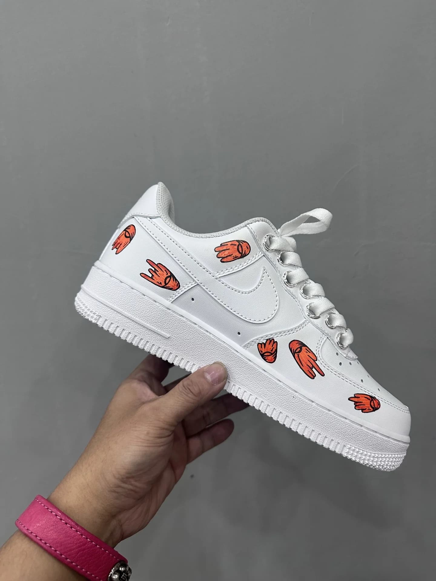 Кроссовки Chrome Hearts x Nike Air Force 1 Matty Boy, вид сбоку на оранжевый принт