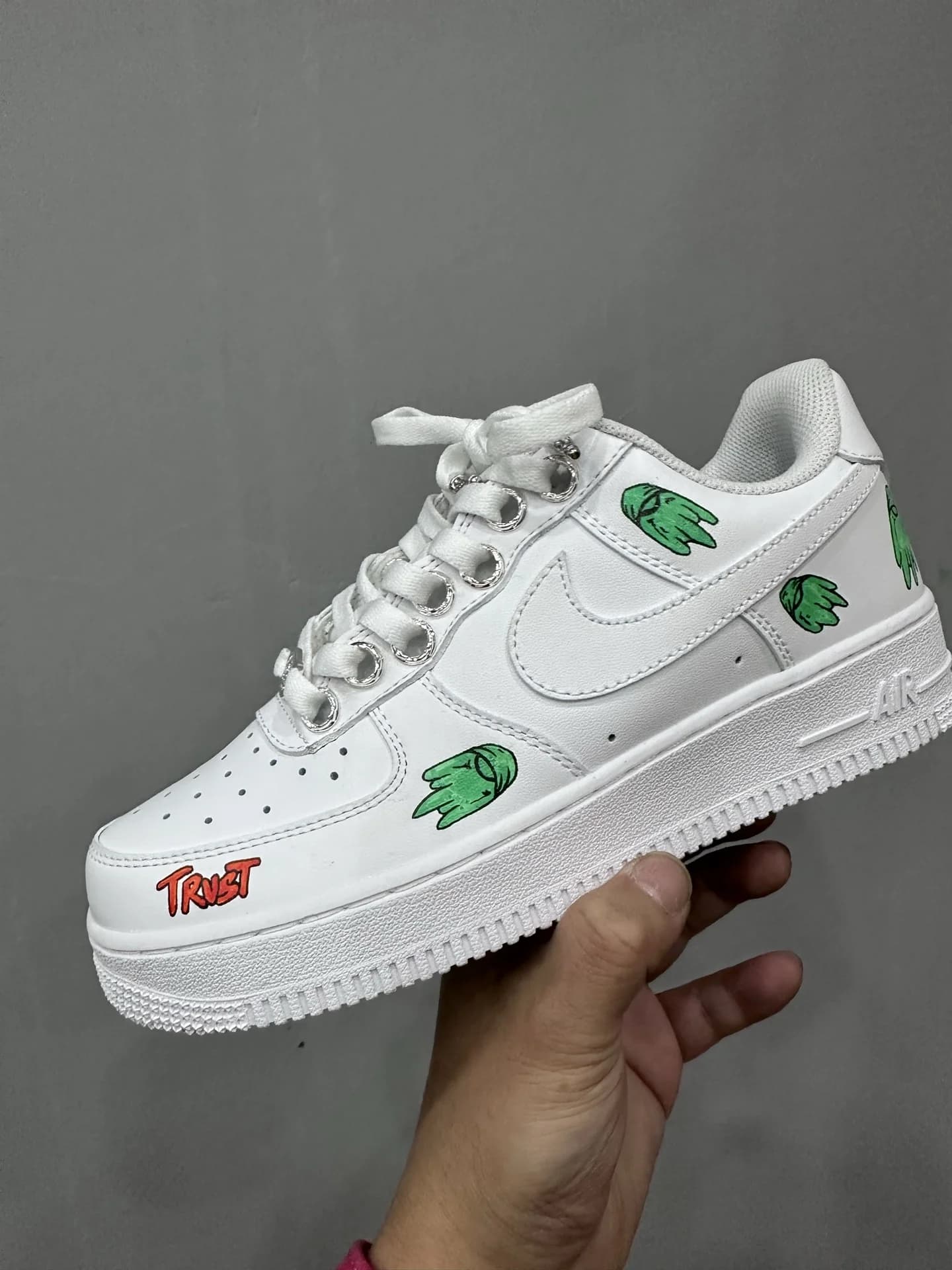 Кроссовки Chrome Hearts x Nike Air Force 1 Matty Boy, вид сбоку на зеленый принт