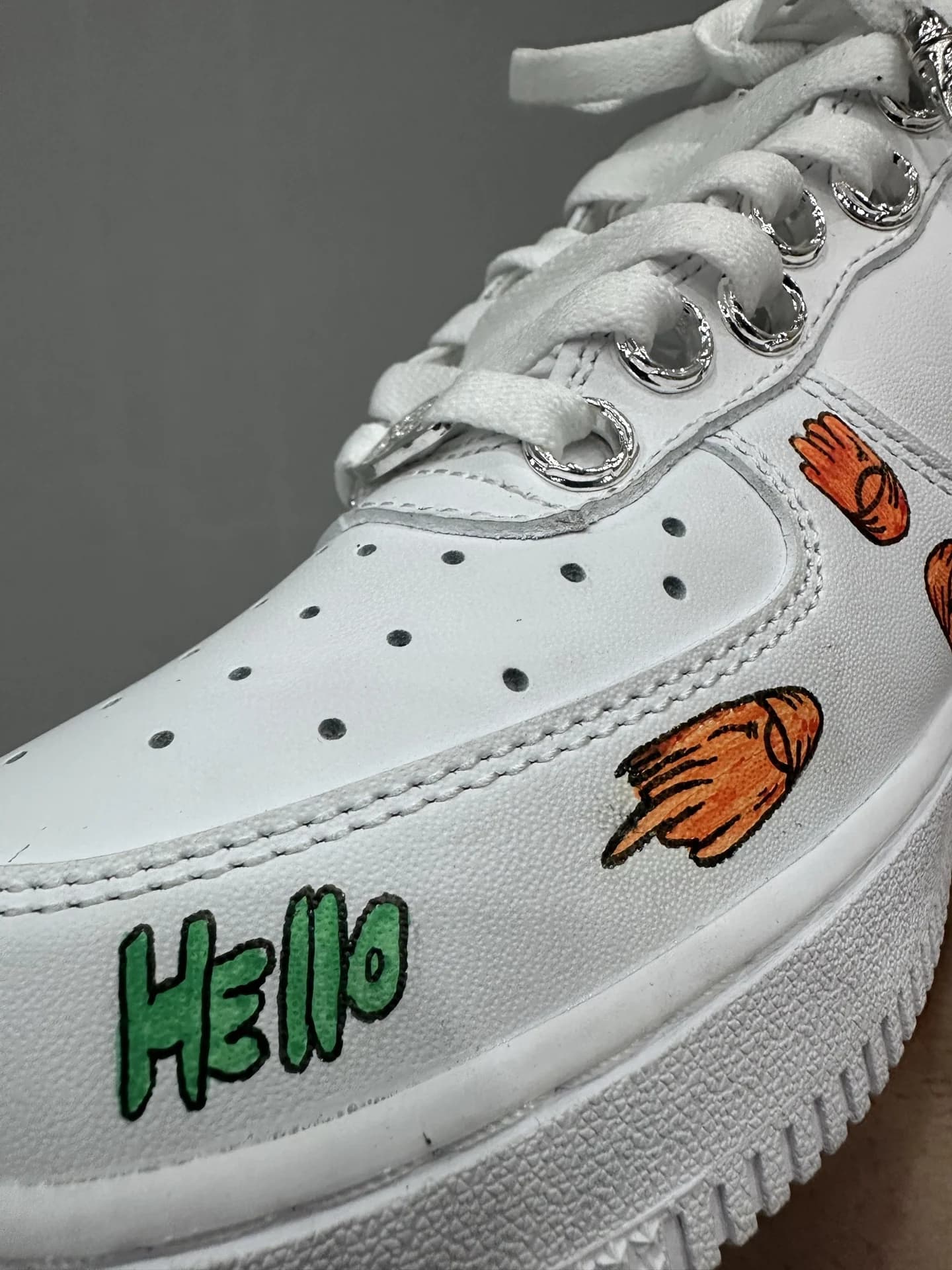 Крупный план мыска кроссовок Chrome Hearts x Nike Air Force 1 Matty Boy с надписью Hello