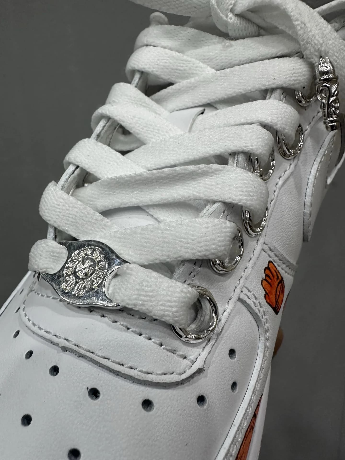 Крупный план шнуровки кроссовок Chrome Hearts x Nike Air Force 1 Matty Boy с серебряным декором