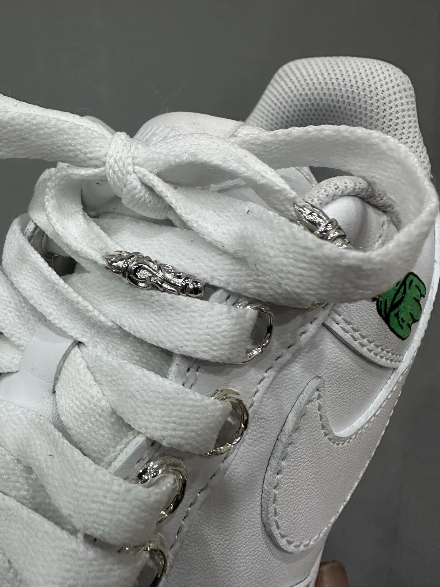 Детали шнуровки и серебряных люверсов кроссовок Chrome Hearts x Nike Air Force 1 Matty Boy
