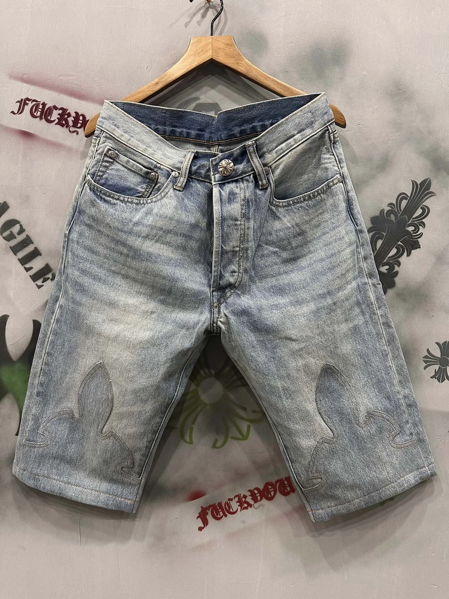 Голубые джинсовые шорты Chrome Hearts x Levi's, вид спереди