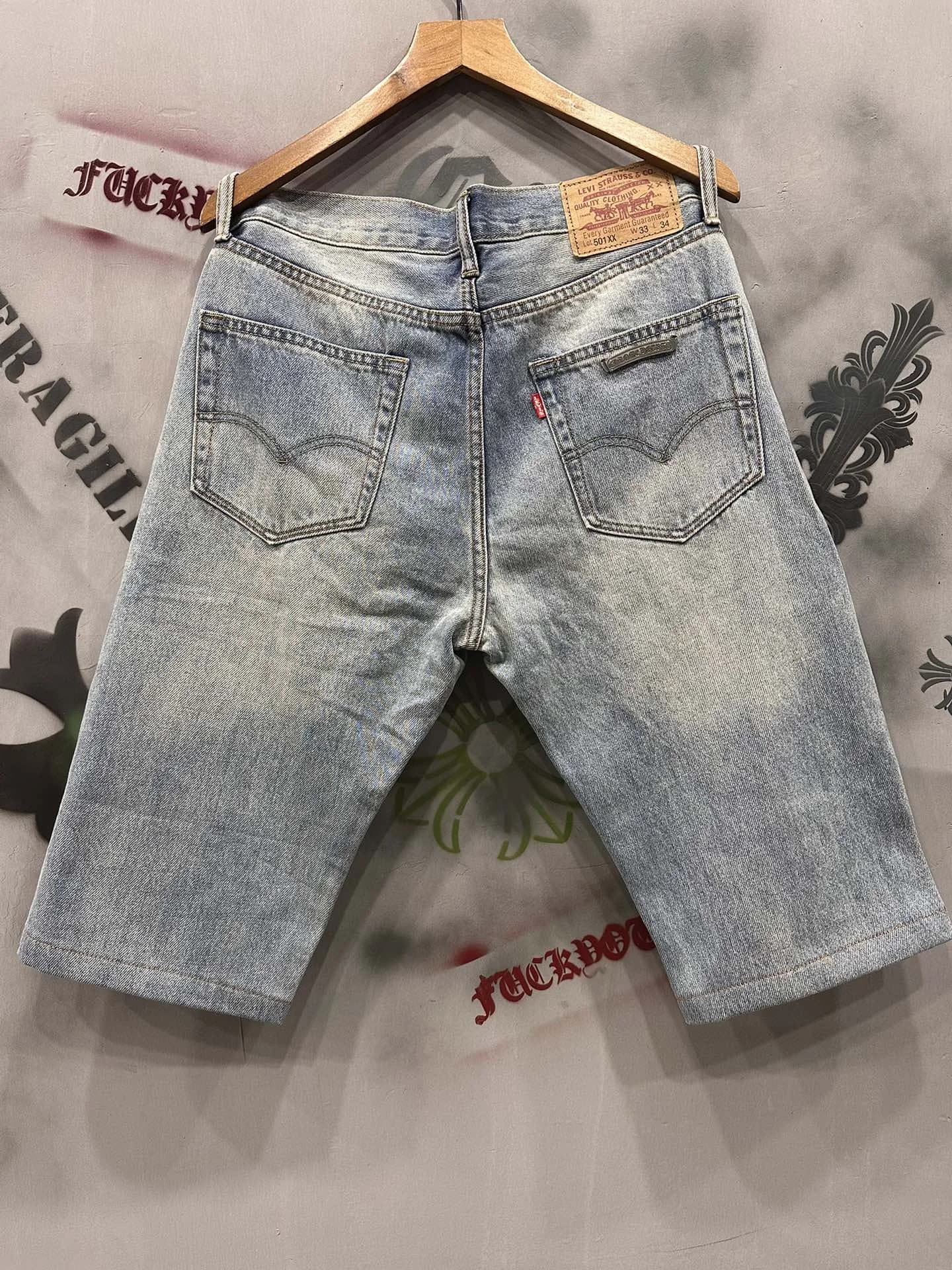 Голубые джинсовые шорты Chrome Hearts x Levi's, вид сзади