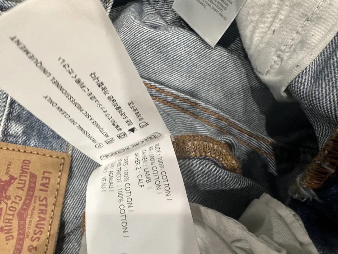 Внутренняя бирка с составом материала джинсовых шорт Chrome Hearts x Levi's