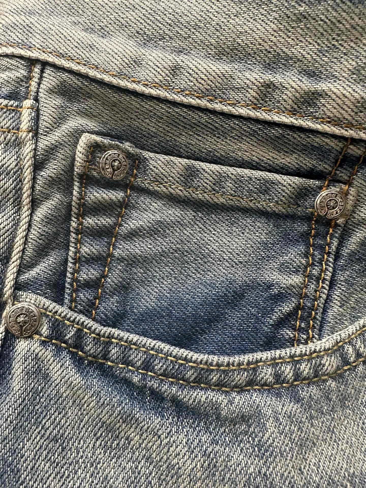 Деталь кармана джинсовых шорт Chrome Hearts x Levi's с серебряной заклепкой