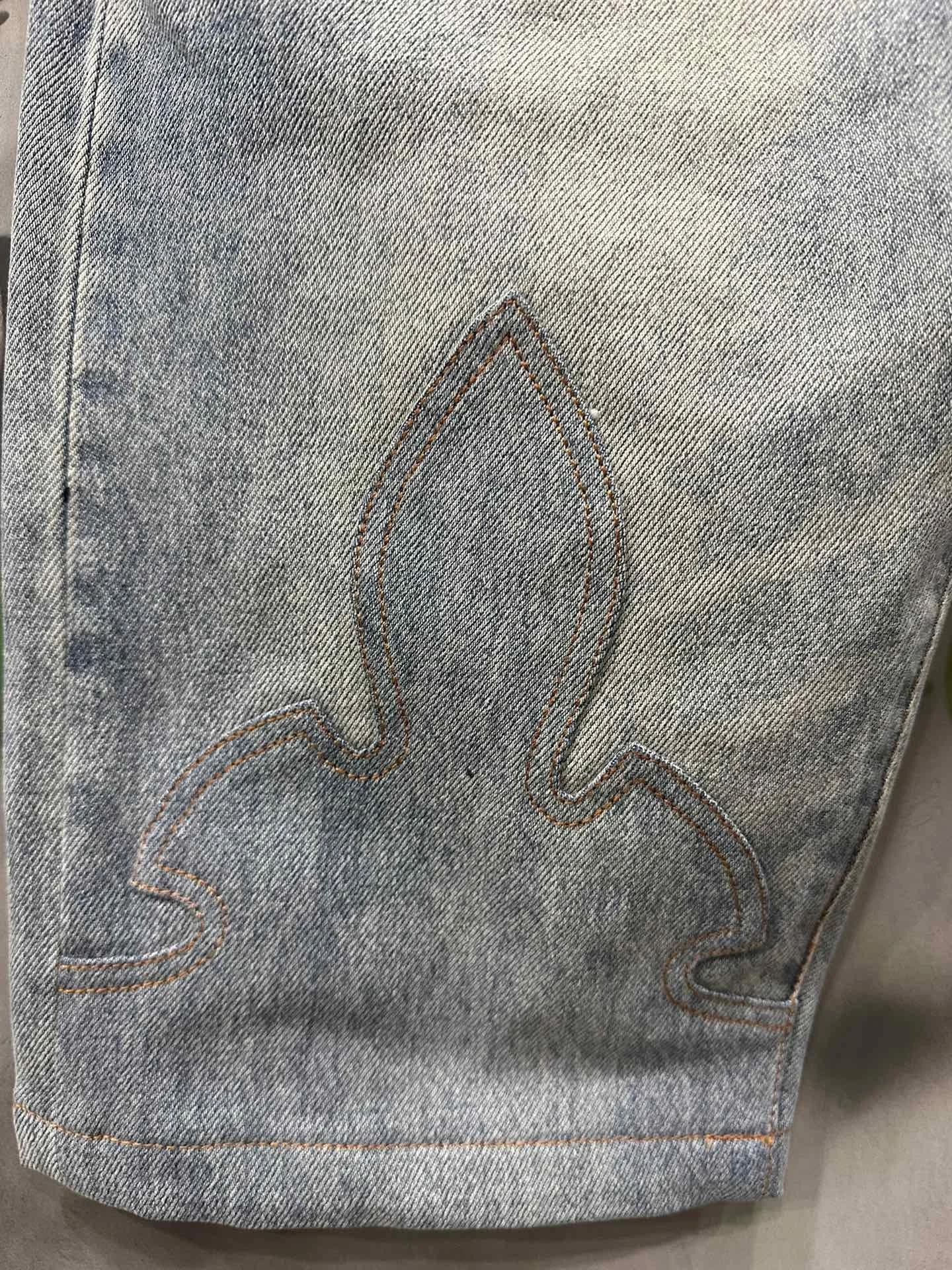 Кожаная нашивка в виде пламени на джинсовых шортах Chrome Hearts x Levi's